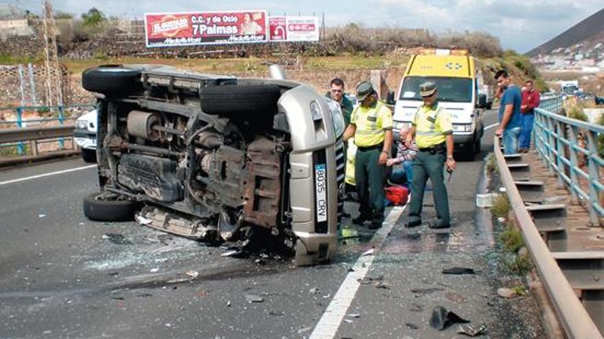 Un aparatoso accidente de tráfico en la autovía del Norte, en Guía, acaba  con dos heridos leves - La Provincia