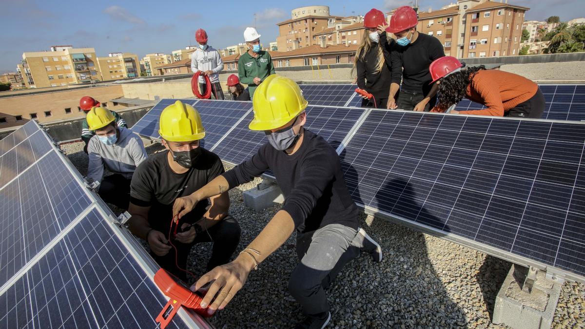 Las empresas de energía fotovoltaica necesitan 500 trabajadores cualificados para seguir adelante con sus proyectos.