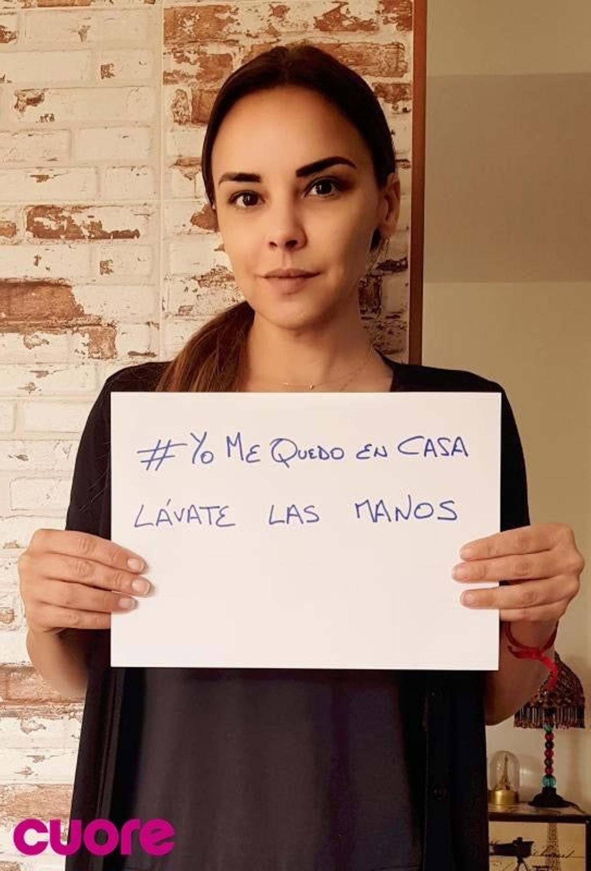 Chenoa con cartel #YoMeQuedoEnCasa