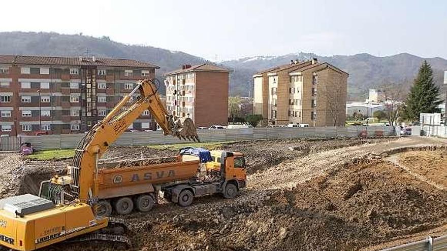 Las obras de construcción del geriátrico de Riaño, ayer.