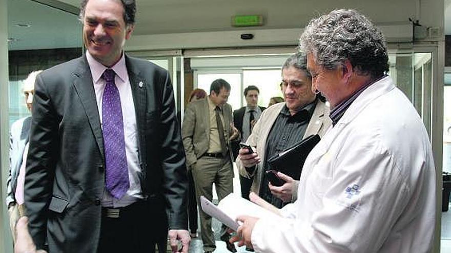 El consejero de Salud, Ramón Quirós, a la izquierda, con el gerente de Jarrio, Ricardo de Dios, y el director médico del centro, Pablo Mosquera.