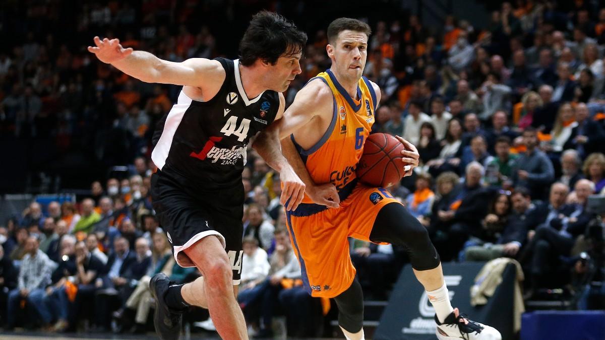 Teodosic trata de frenar a López-Arostegui durante el Virtus Bolonia-Valencia Basket