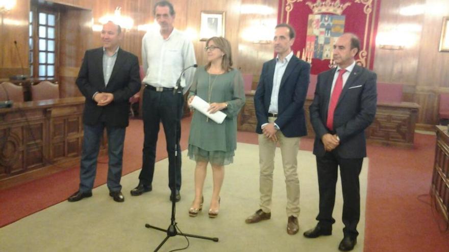 Maite Martín Pozo presenta el nuevo organigrama de la Diputación.