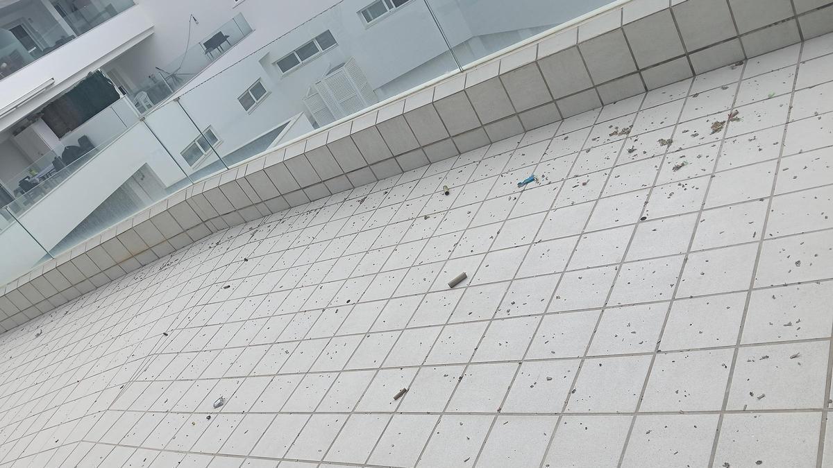 Restos de pirotecnia en la terraza de la vecina.