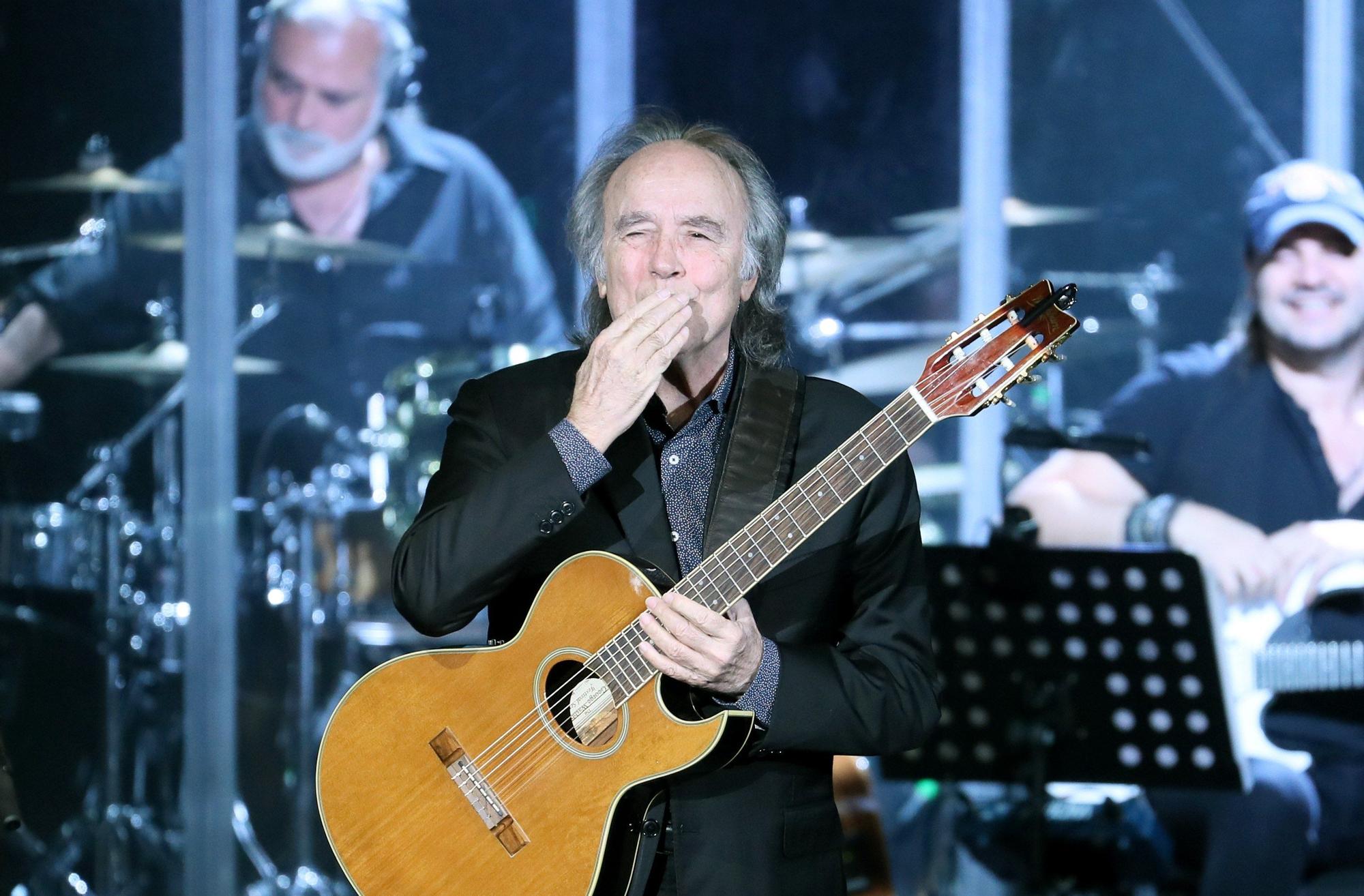 El cantautor español Joan Manuel Serrat actúa en un concierto en la capital colombiana, Bogotá