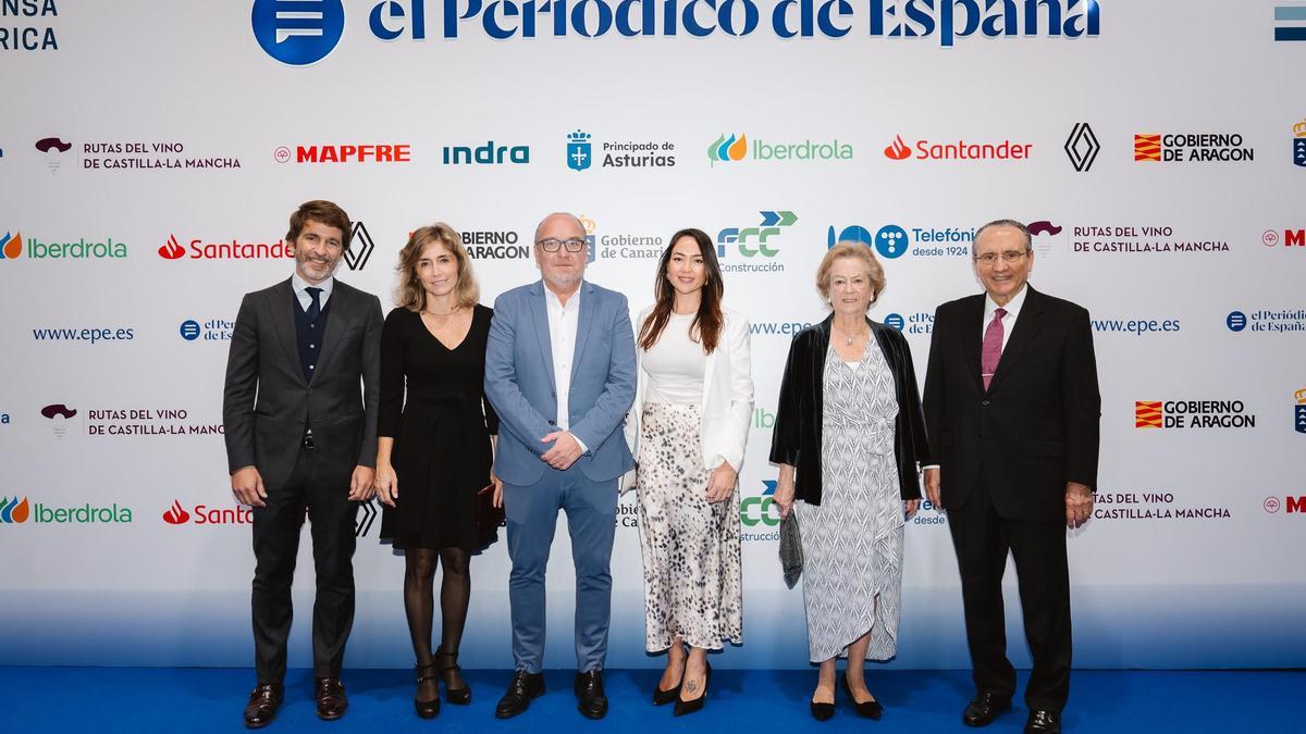 Sergi Guillot, director general de Prensa Ibérica; Ainhoa Moll, consejera adjunta a la Presidencia y directora editorial de Prensa Ibérica; Luis Quiroga, alcalde de Arroyomolinos; Marta Cenamor, primera teniente de alcalde de Arroyomolinos; Arantza Sarasola, vicepresidenta de Prensa Ibérica, y Javier Moll, presidente de Prensa Ibérica.