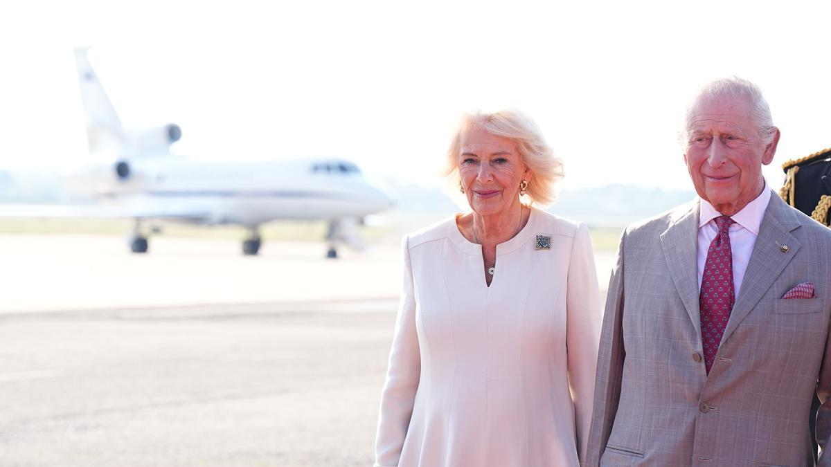 El rey Carlos y su esposa, la reina Camila, tras aterrizar en Ravenna (Italia), el pasado jueves.