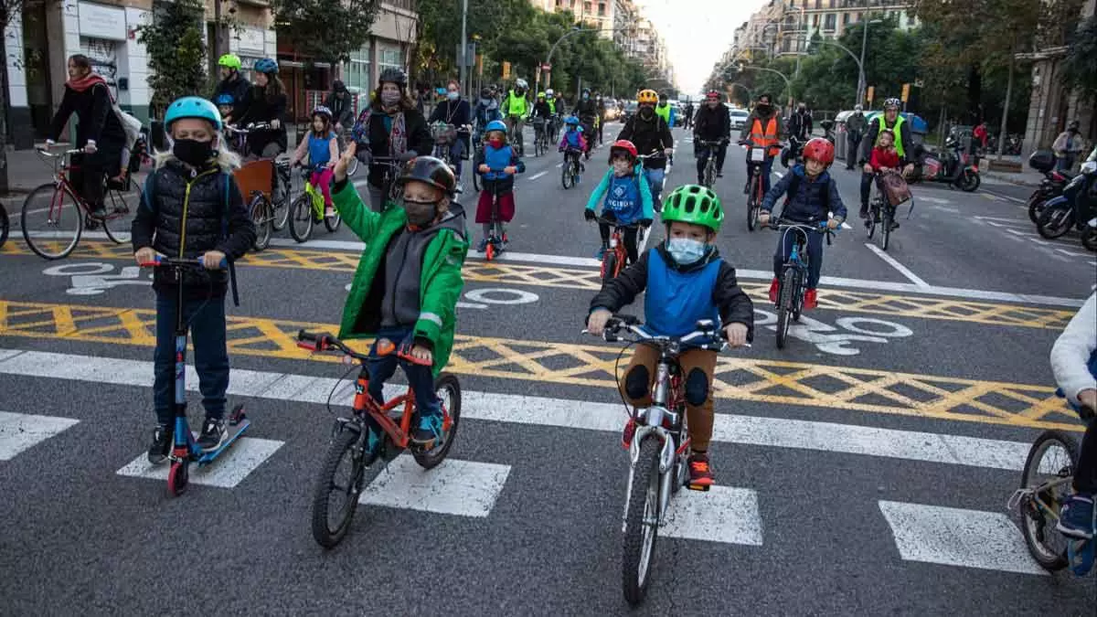 La ruta en bici al cole, un minuto de silencio en plaza Letamendi