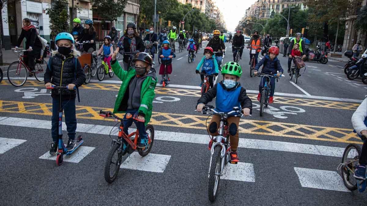 Un grupo de niños paticipa en el bicibús del Eixample, que en este caso avanza por la calle de Aragó