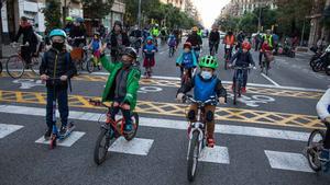 La ruta en bici al col·le, un minut de silenci a la plaça Letamendi