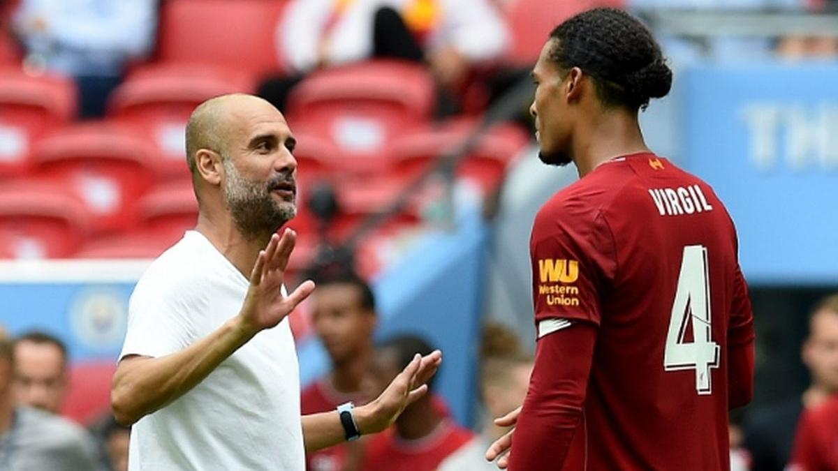 Pep Guardiola, charlando con Virgil van Dijk