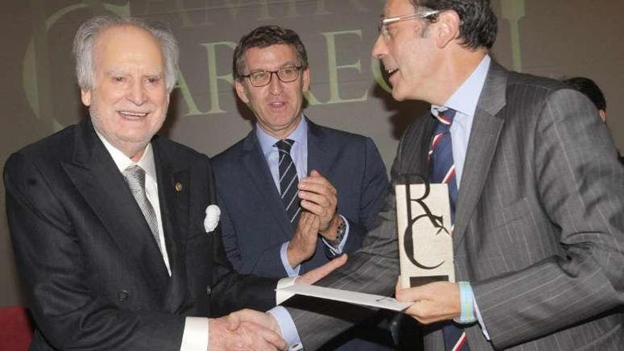 Luis Paz-Ares recibe el premio, ayer, en Santiago.