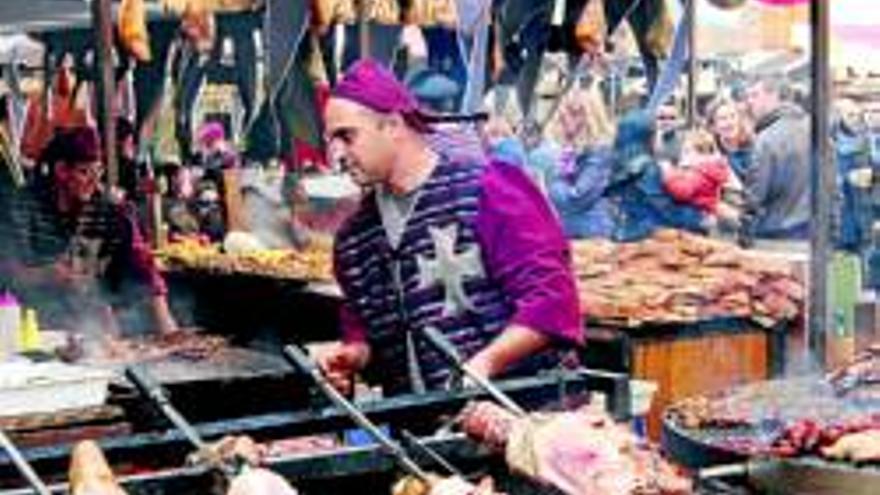 La última jornada del Mercado Medieval llega con exposiciones en la plaza de la Soledad