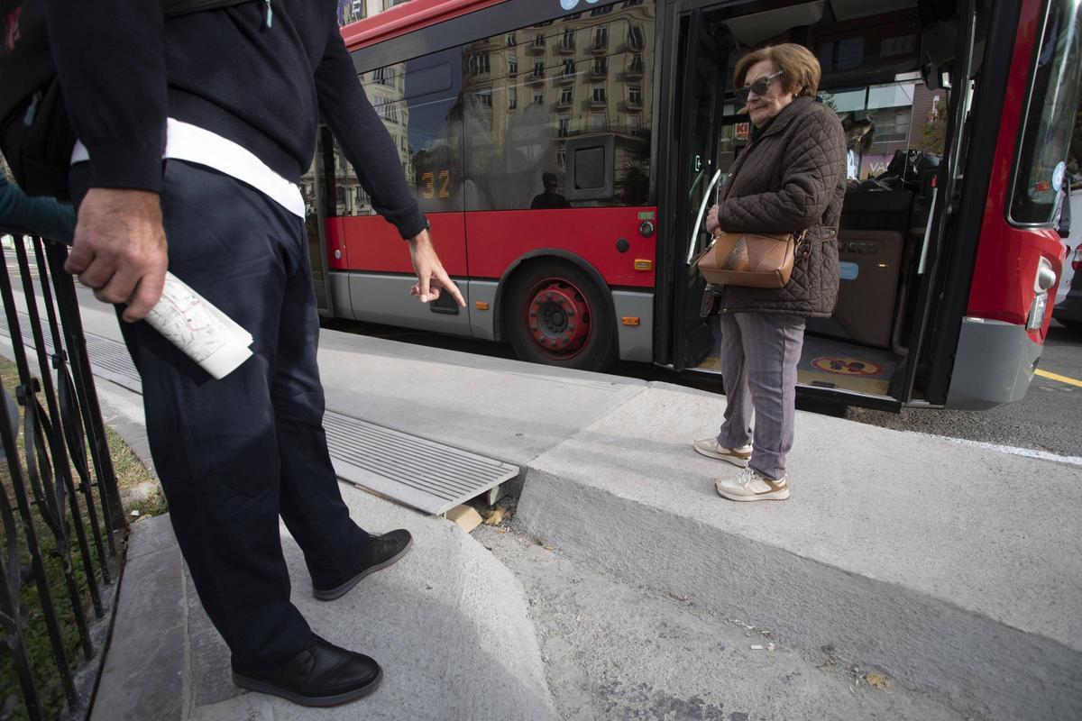 Tramo de la acera peligroso en la nueva parada del bus de la EMT en la Plaza del Ayuntamiento