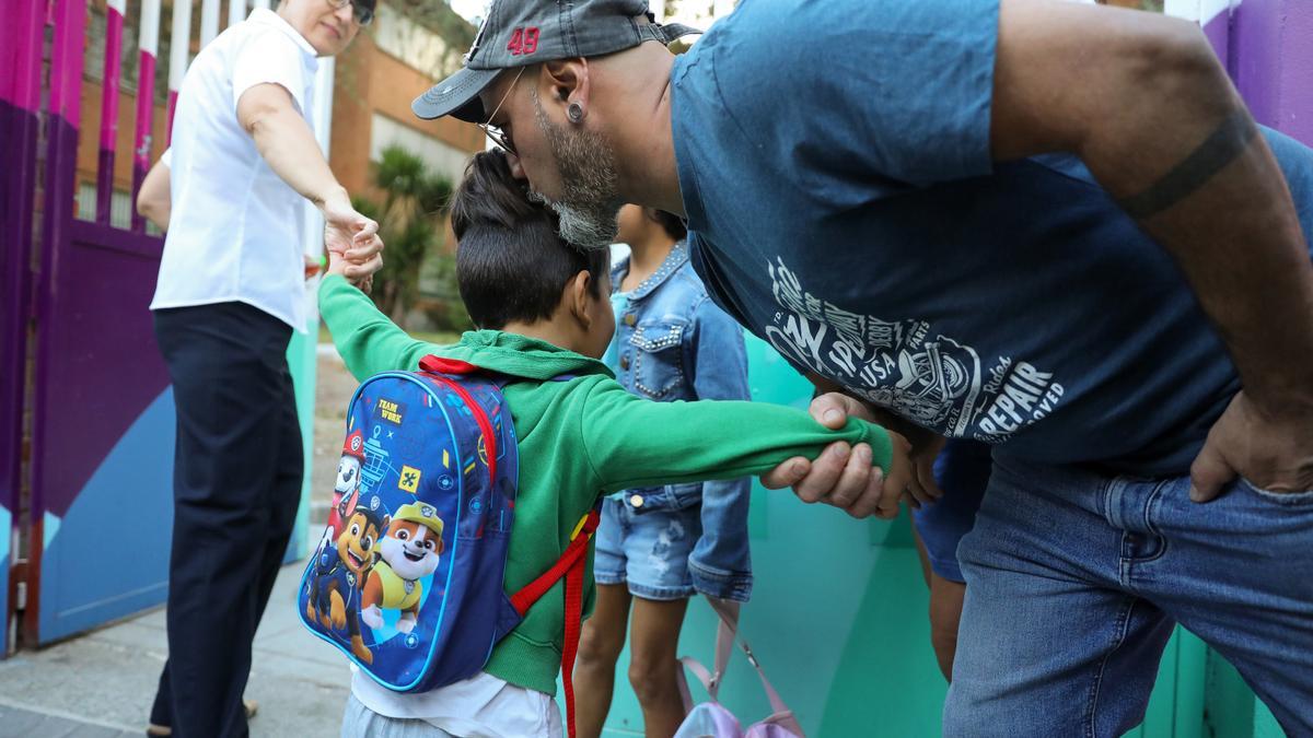 Un padre se despide de su hijo que comienza un curso de Educación Infantil