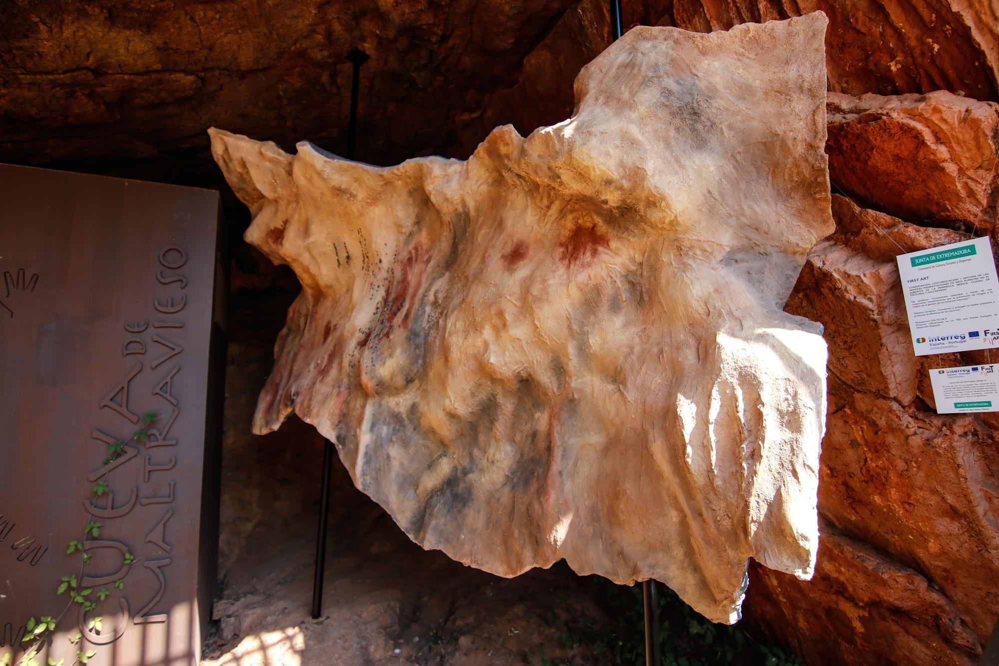 Entrada de la cueva. Es el panel más relevante, debido a que su mano central fue la primera en descubrirse.