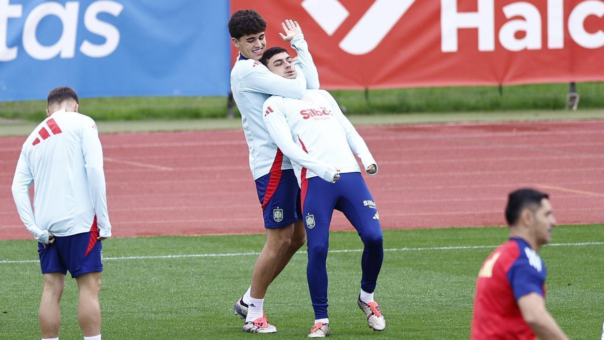 Pau Cubarsí agarra a Pedri, en un entrenamiento de la selección española.