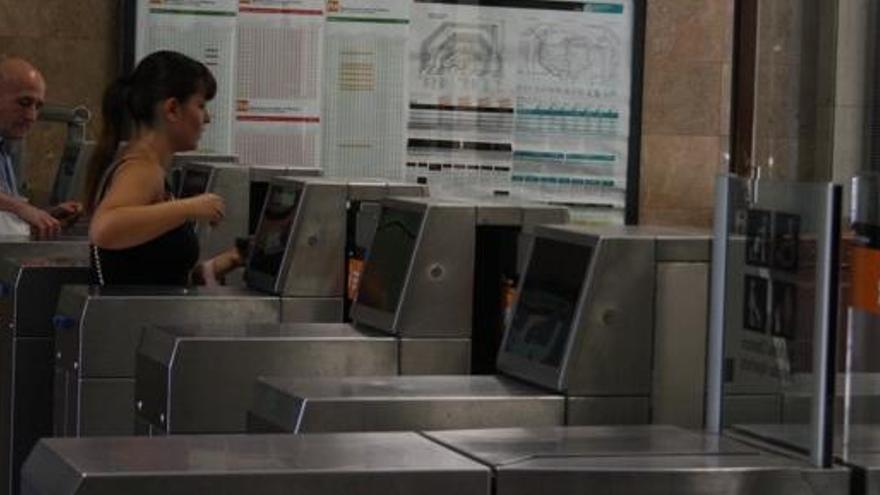 Usuaris accedint a les andanes d&#039;una estació de Renfe.