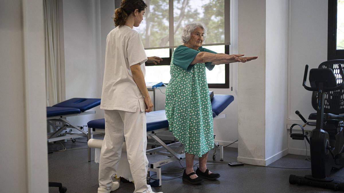 Dolores acude al servicio de rehabilitación del CAP Vila Olímpica del Parc Sanitari Pere Virgili en Barcelona tras una caída