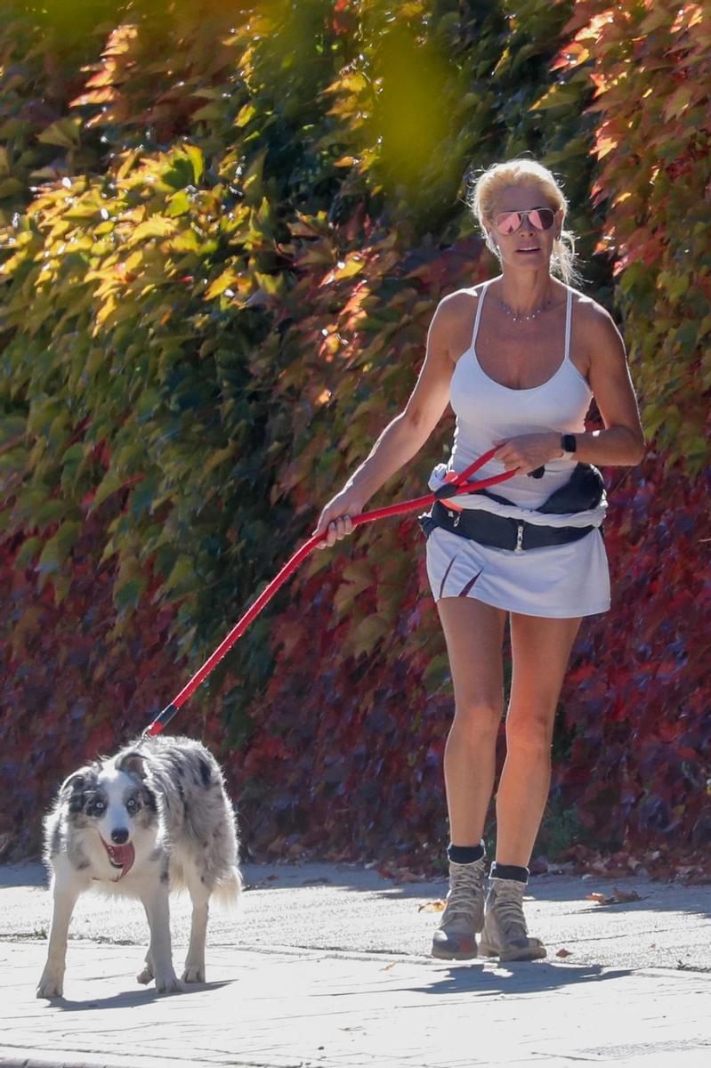 Belén Rueda con su perro en Madrid