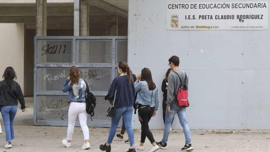 Varios alumnos entran al instituto el primer día del curso 2019-2020.