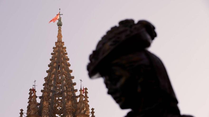 EN IMÁGENES: Así fue la vertiginosa subida a la torre de la Catedral de Oviedo para colocar las banderas de la Perdonanza