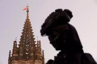 EN IMÁGENES: Así fue la vertiginosa subida a la torre de la Catedral de Oviedo para colocar las banderas de la Perdonanza