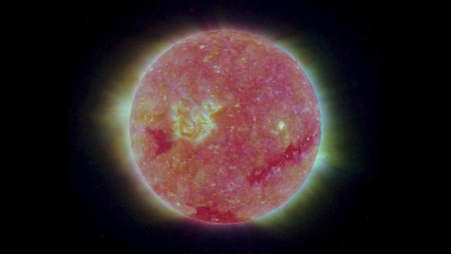 La capacidad que tiene el Sol para proteger al sistema solar de los rayos cósmicos más perjudiciales podría disminuir a comienzos de la próxima década, indica el artículo. imagen de archivo cedida por el Observatorio Solar Terrestre (STEREO) de la Administración Nacional Aeronáutica y del Espacio (NASA) con las primeras imágenes en tres dimensiones del sol.