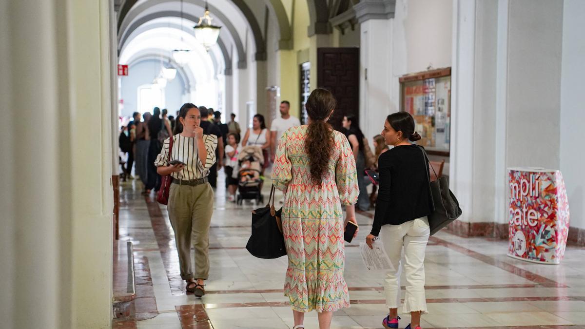 Alumnos en los pasillos del Rectorado de la Universidad de Sevilla.