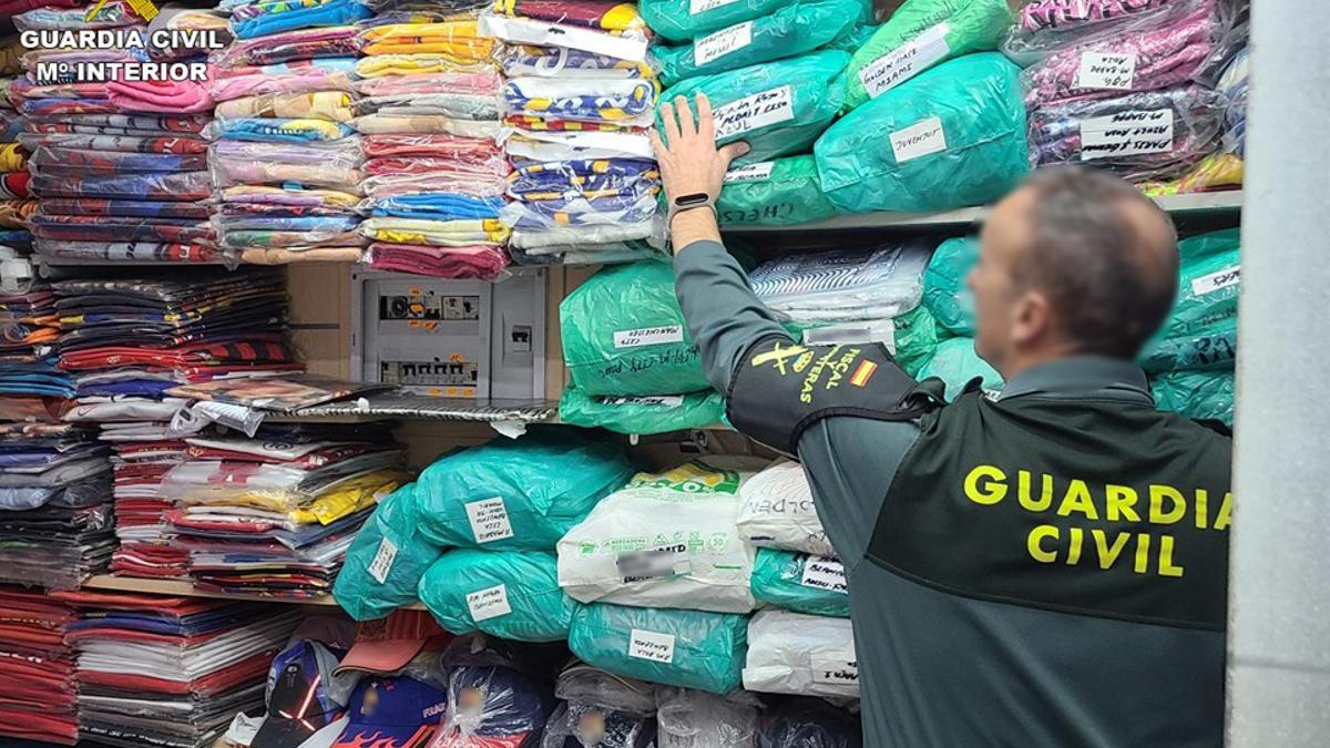 Un guardia civil en uno de los comercios de Benidorm inspeccionados.