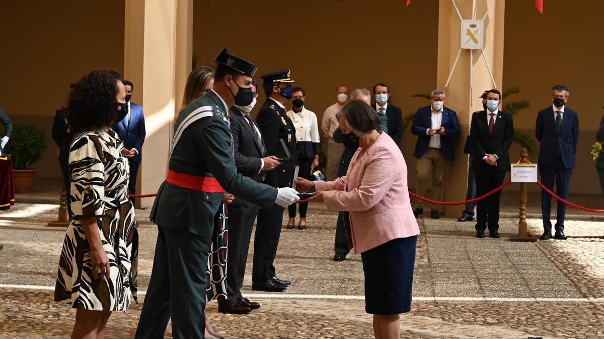 Carmen Molia Villadangos, funcionaria de la Delegación del Gobierno, ya jubilada, fue una de las condecoradas.