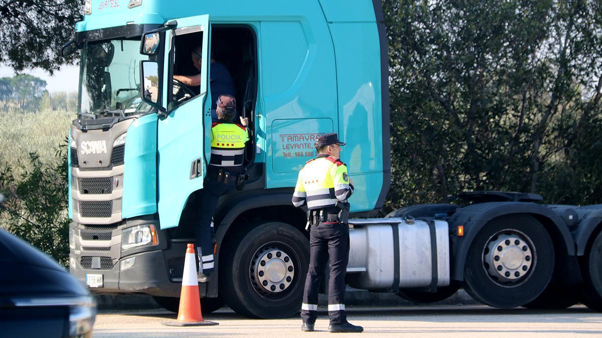 Macrocontrol de los Mossos al transporte de mercancías en la AP-7 a la altura del Baix Ebre