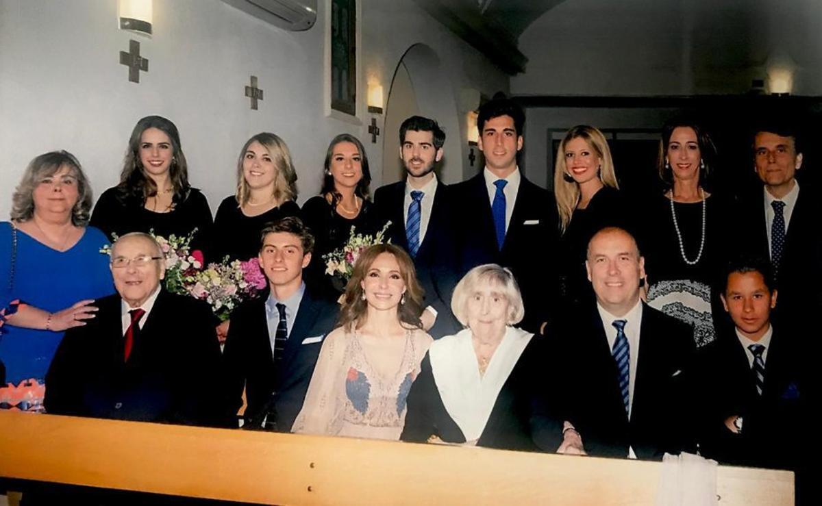25 Aniversario de boda de Matías jr. y Natalia Misó. Izda. abajo: Cande hija, Matías, Matías nieto, Natalia, Marien, Matías jr. y Antonio nieto. Arriba: Mar nieta, Valeria nieta, Laura nieta y esposo Josemi, Abacuc nieto y esposa Cristina, M. del Mar justo a su esposo Abacuc hijo. | FAMILIA MÉNDEZ-HERNÁNDEZ