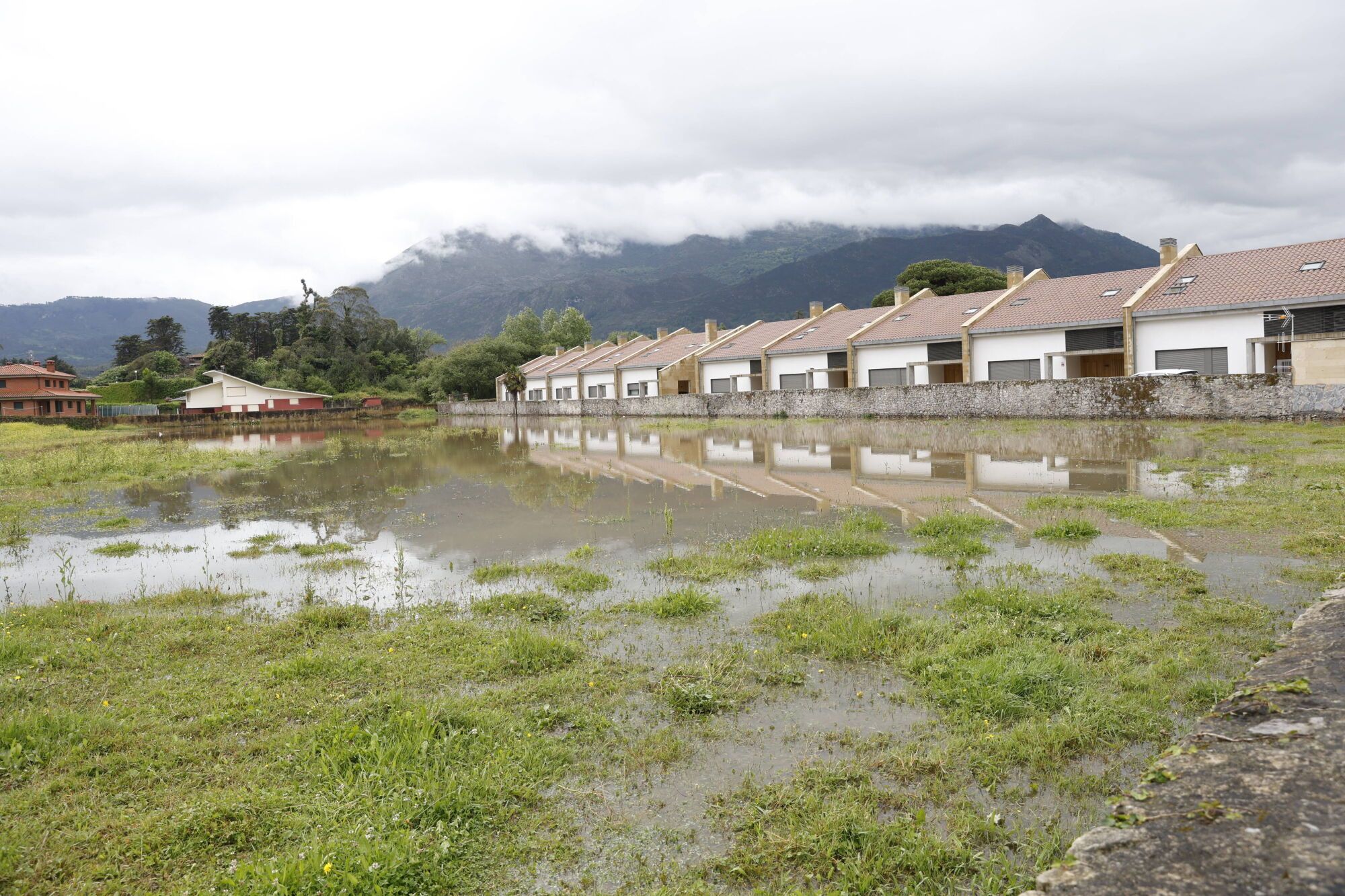 EN IMÁGENES: Caos en Colunga por las inundaciones de esta madrugada