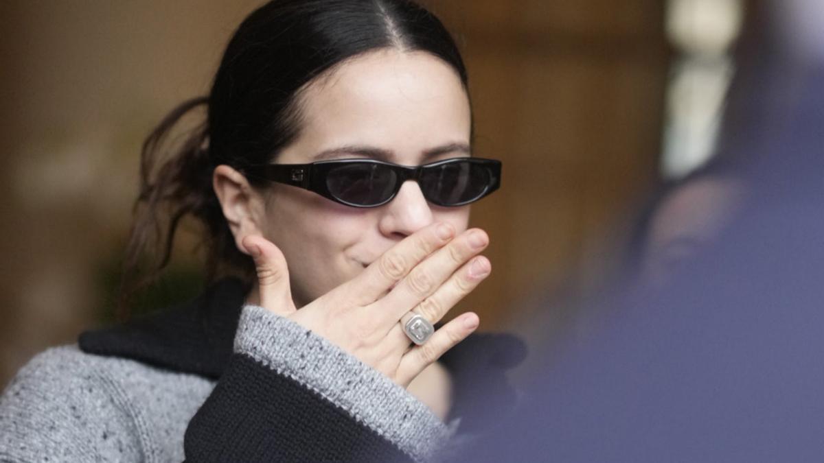 El look sorprendentemente 'normcore' y casi sin maquillaje de Rosalía en París