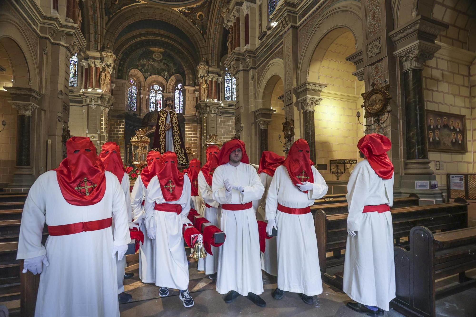 "Toda su vida fue maltratado y finalmente alguien miraba por él": las fotos de la procesión de Jesús Cautivo en Oviedo