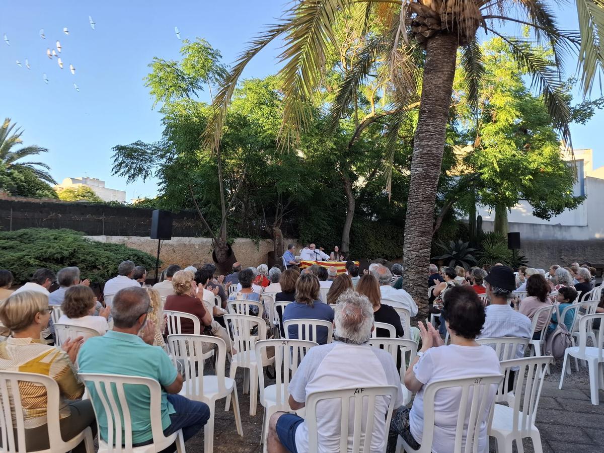 La presentación reunió a más de un centenar de personas.