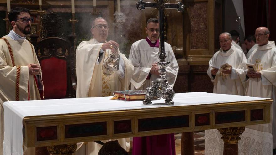 El obispo durante la misa crismal en la Catedral. | E.F.