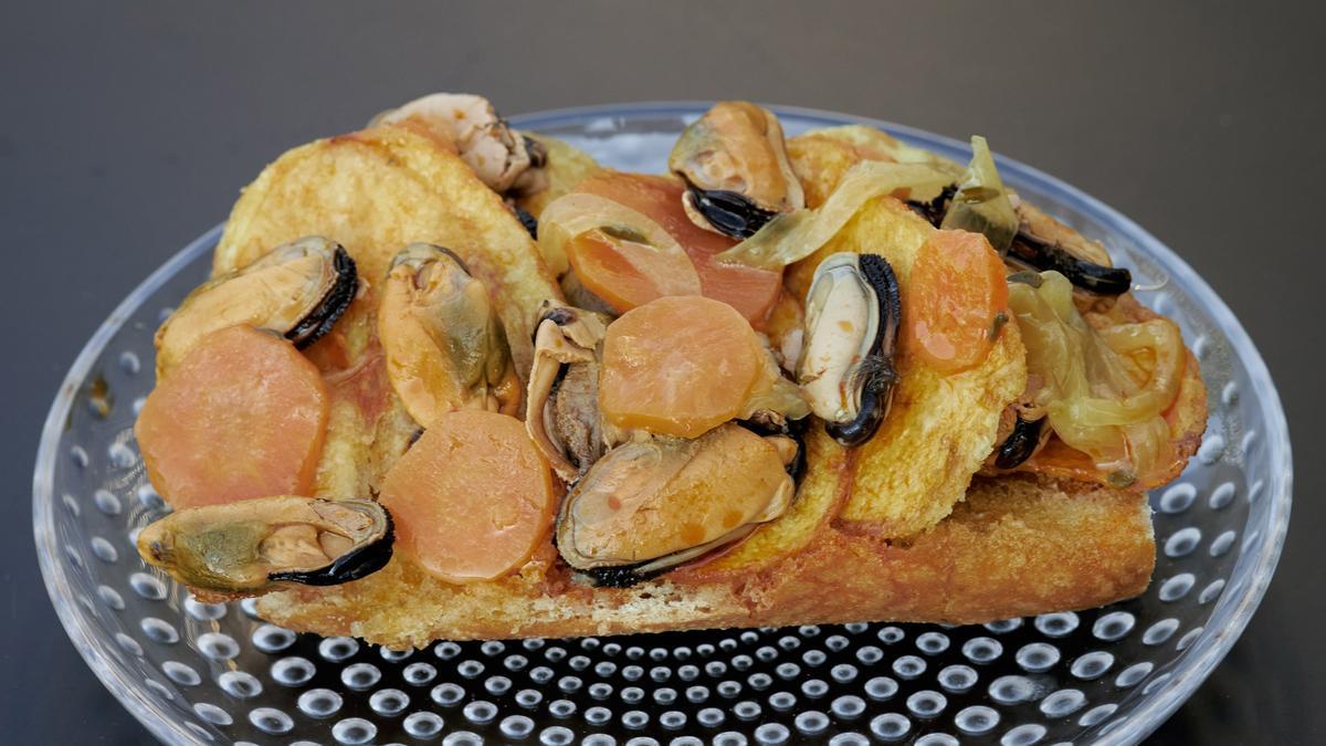 Bocadillo de mejillones con 'chips'.