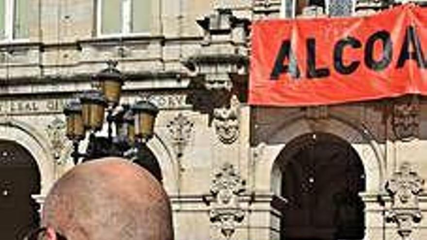 Un trabajador de Alcoa, en una protesta contra el cierre.