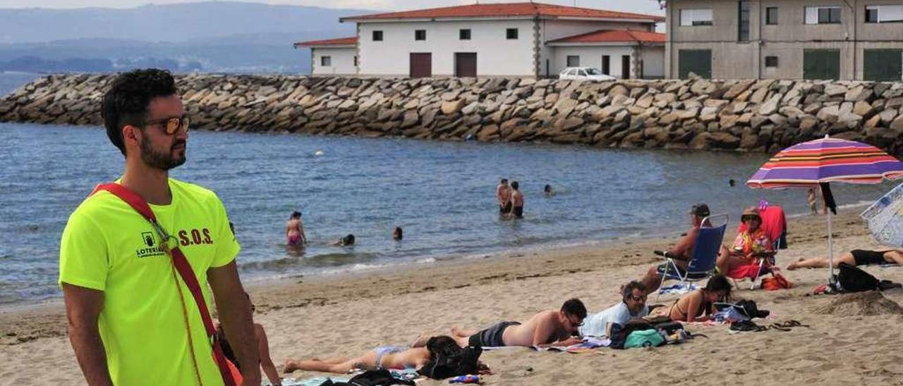 Ambiente ayer por la tarde en la playa de Vilaxoán con bandera azul. // Iñaki Abella