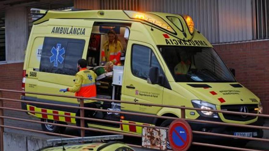 Imatge d&#039;arxiu de dos treballadors en una ambulància a l&#039;hospital Doctor Josep Trueta de Girona.