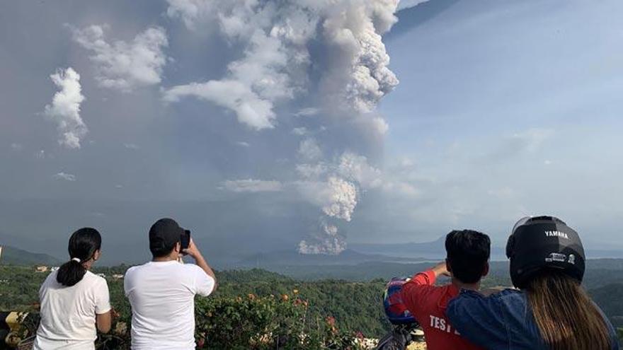 Alerta por la espectacular actividad de un volcán en Filipinas