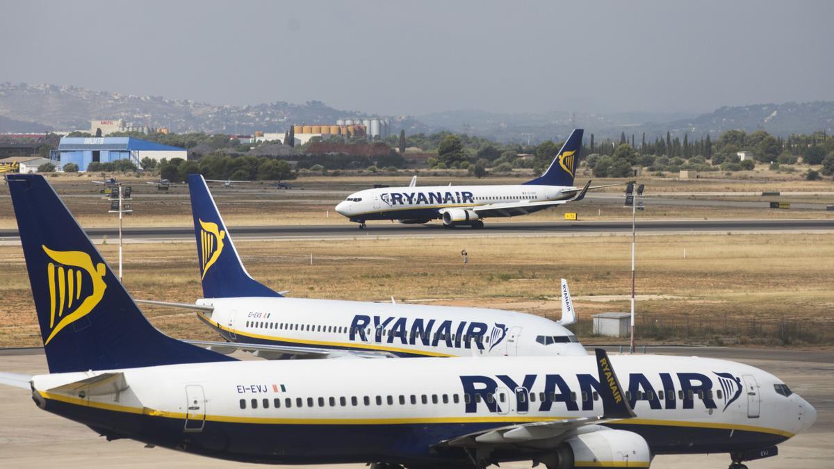 Aviones de Ryanair en el aeropuerto de Valencia, en una imagen de archivo.