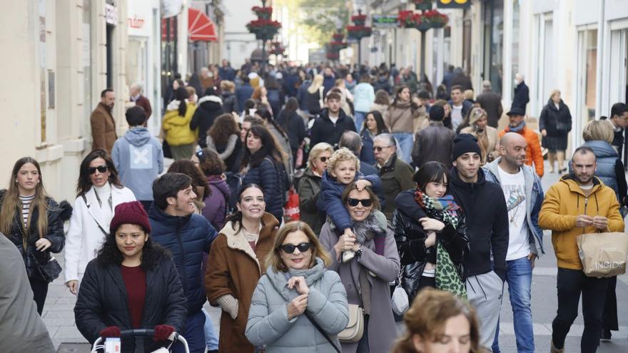 Ciudadanos pasean en la céntrica calle Gondomar, la principal vía comercial de Córdoba.  | A.J.GONZÁLEZ