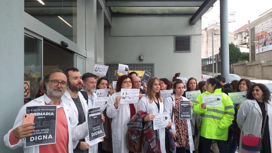 Concentración de médicos de Atención Primaria en un centro de salud de Santiago.