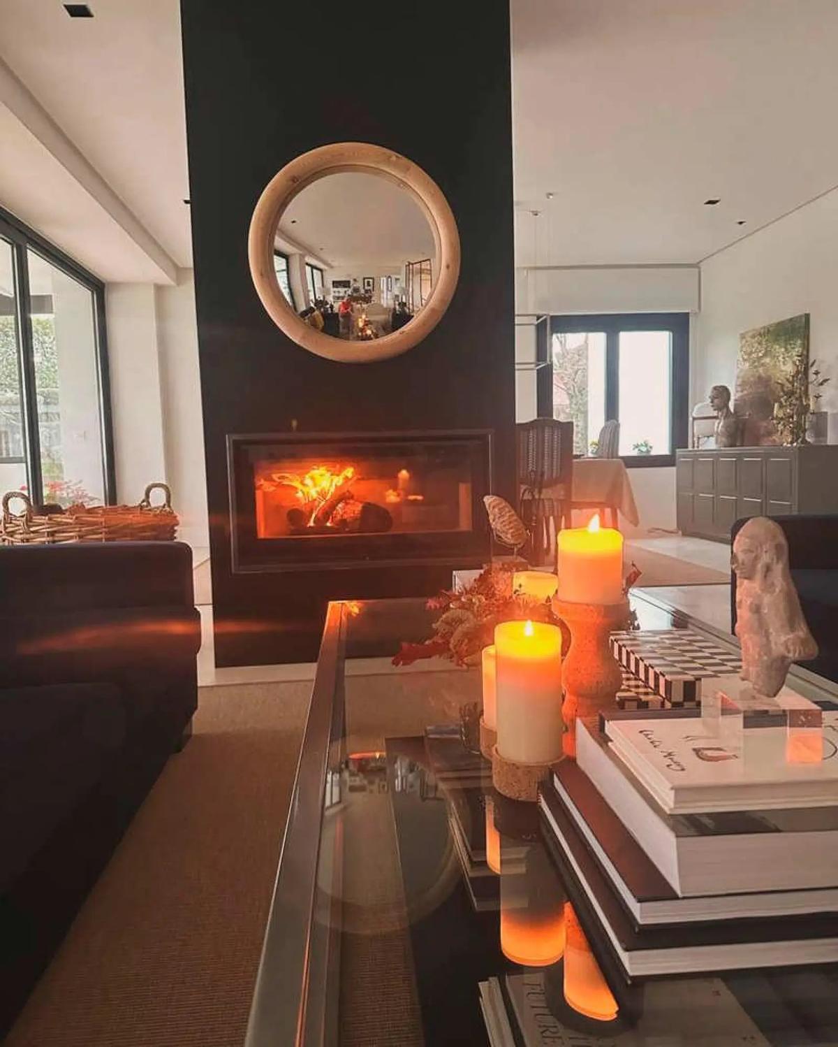 Sala de estar de Susanna Griso, chimenea, luz natural y decoración moderna