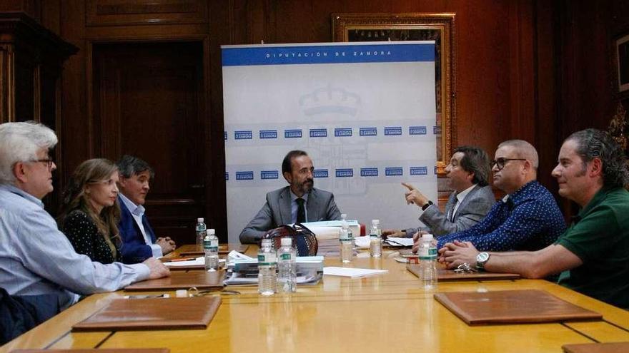 Integrantes del jurado, reunidos para la deliberación de los galardones con el diputado José Luis Prieto Calderón al frente.