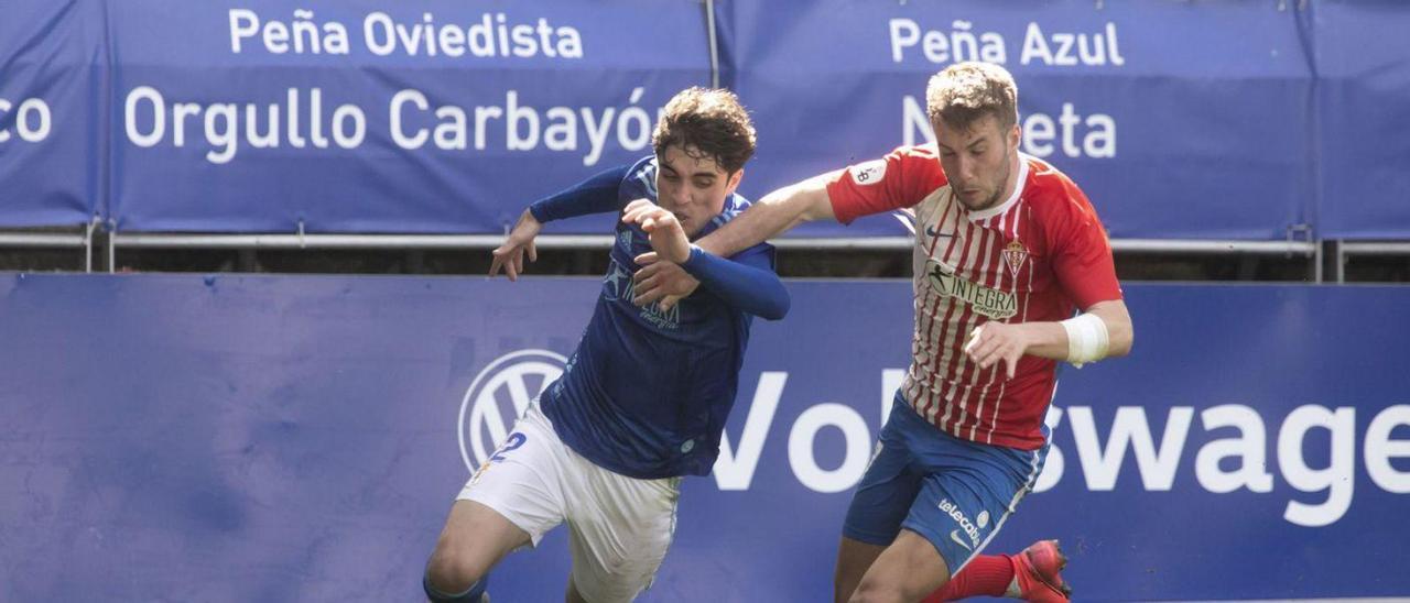 Jorge Mier, con Chiki, del Sporting B, en el Tartiere. | Miki López