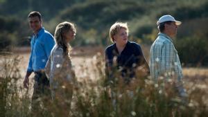TOPSHOT - Spanish Prime Minister Pedro Sanchez (L), his wife Maria Begona Gomez Fernandez (2ndL), German Chancellor Angela Merkel (2ndR) and her husband Joachim Sauer visit the Donana National Park in southern Spain on August 11, 2018. (Photo by LAURA LEON / POOL / AFP)